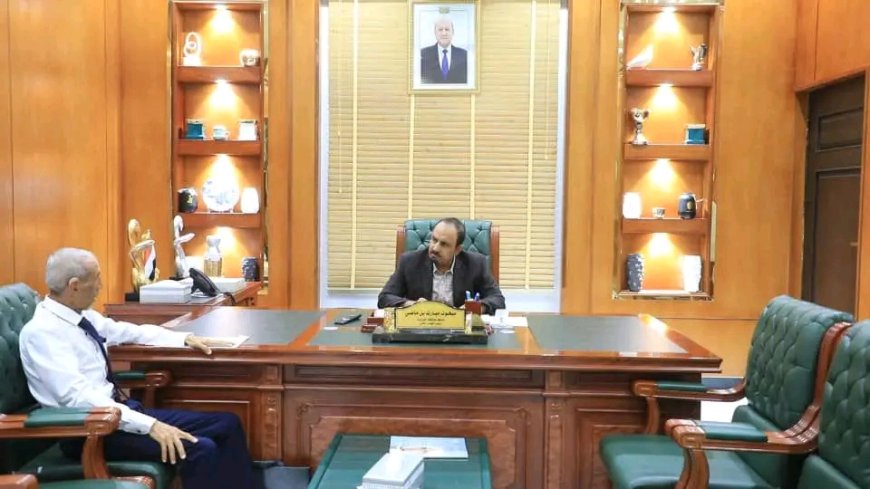 محافظ حضرموت يلتقي مدير عام دوعن ويبحث أوضاع المديرية وسبل تحسين خدمة الكهرباء