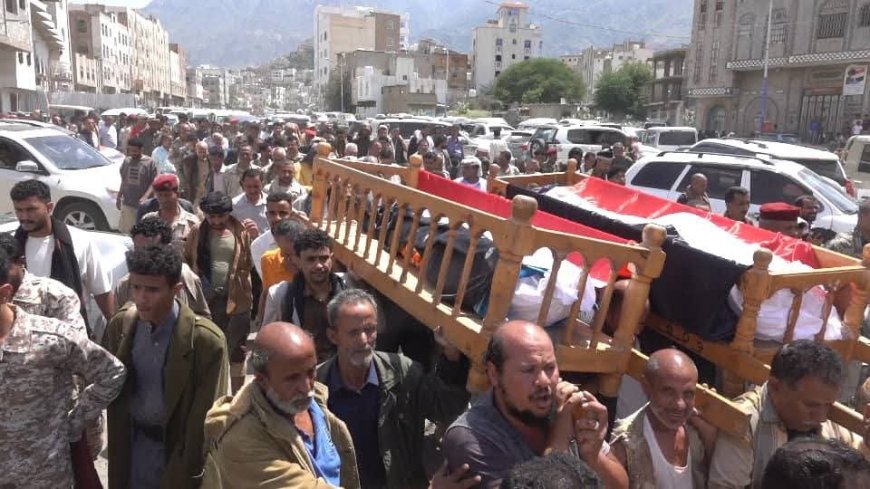 تعز.. تشييع مهيب للشهيدين الجريحين "العرز والمقطري".