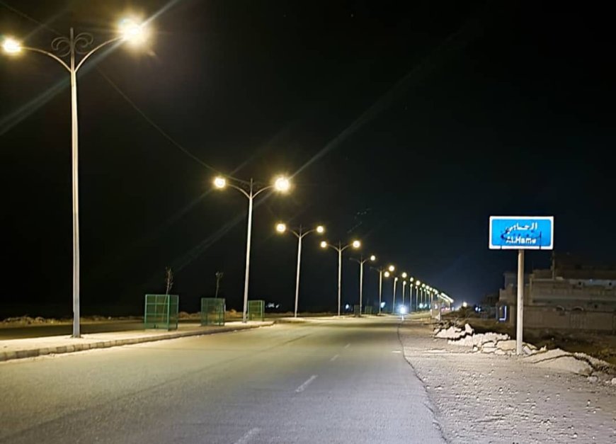 مكتب الأشغال العامة والطرق بمديرية الشحر ينجز إصلاح أعطال الإنارة في المدخل الشرقي لمدينة الحامي