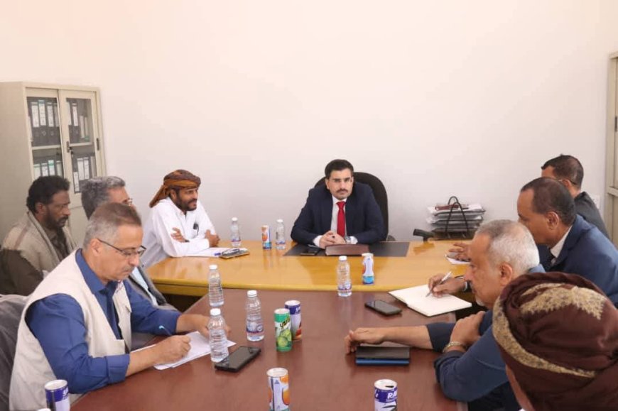 نائب وزير المياه والبيئة يلتقي مدراء فروع المؤسسة العامة للمياه والصرف الصحي في المهرة ويؤكد دعم الوزارة لتعزيز كفاءة الخدمات