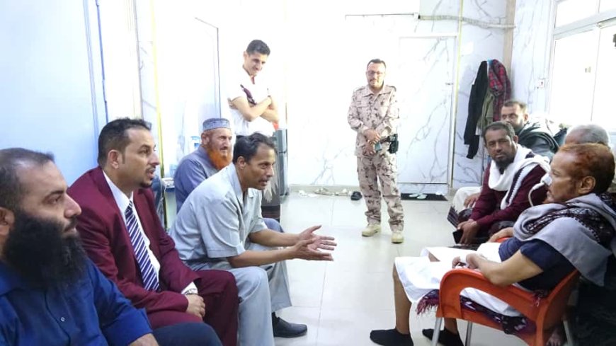 محافظ أبين يتكفل بعلاج عميد الأسرى الجنوبيين أحمد عمر المرقشي على نفقة المحافظة