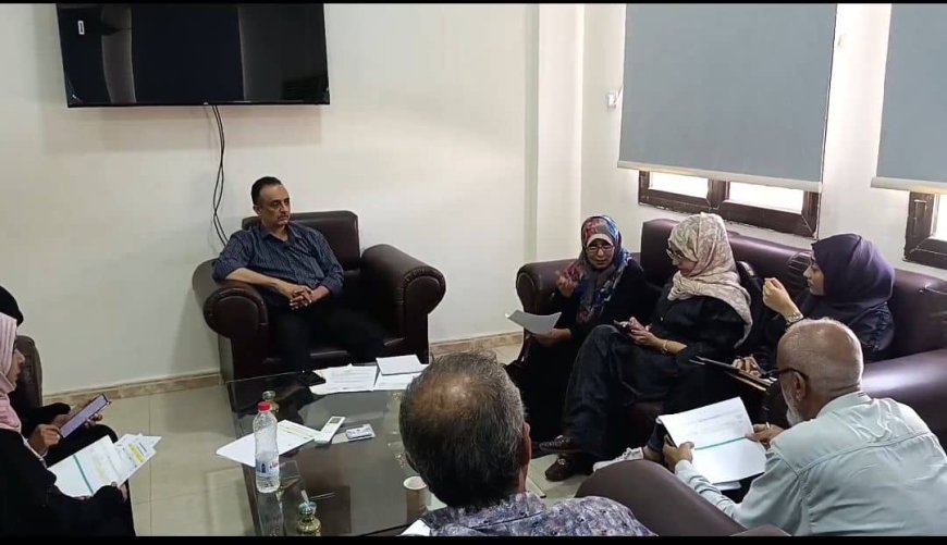 نائب مدير صحة عدن يناقش آلية تنفيذ نشاط التوعية بمكافحة الكوليرا والنظافة العامة بالمديريات الثلاث