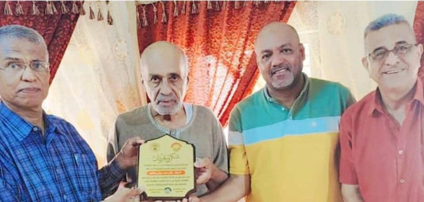 لجنة كأس حضرموت الثقافية تسلم درع التكريم للإعلامي غالب محمد بافطيم