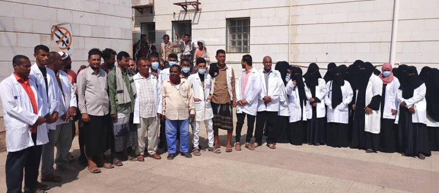 وقفة احتجاجية للكادر الطبي بمستشفى شقرة الريفي تنديدًا بحادثة اختطاف سيارة الإسعاف والاعتداء على سائقها