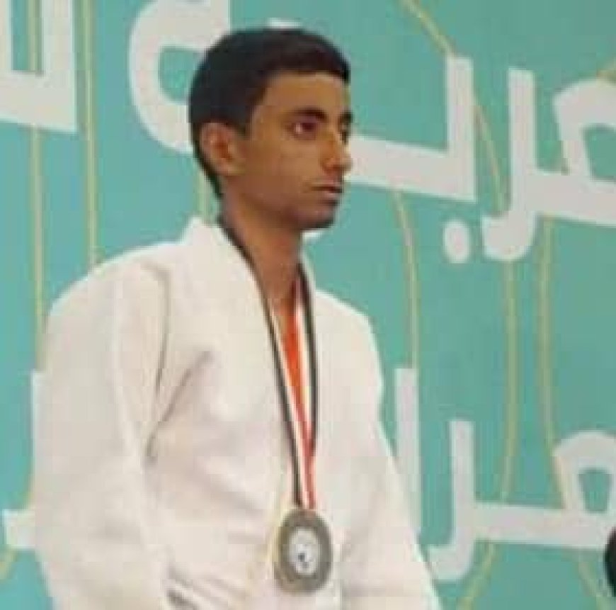 فضيل يهنئ الطالب/ يونس حسين لحصوله على الميدالية الذهبية في البطولة العربية للجودو