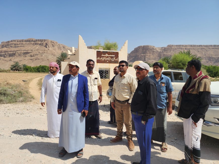 مدير عام مديرية تريم يتفقد أوضاع مجرى السيول بمنطقة ثبي والمساحات الزراعية بوادي الذهب