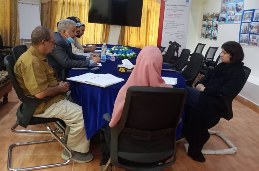 مكتب تنسيق الأعمال المتعلقة بالألغام (YMACC) يعقد اجتماعًا اعتياديًا مع منظمة المجلس الدنماركي للاجئين (DRC)