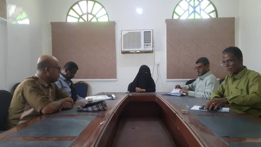 مجلس إدارة مؤسسة الأحقاف التنموية يناقش كيفية تنفيذ محاضرة كمقدمة لدورة تدريبية لطالبات السكن الجامعي لتمكين وبناء قدرات فريق العمل بالسكن