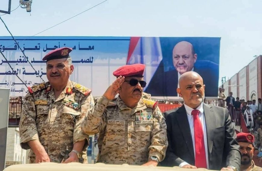 وزير الدفاع يصل محافظة تعز ويستعرض سرايا رمزية من وحدات الجيش بمحور تعز ويعقد اجتماعاً باللجنة الأمنية