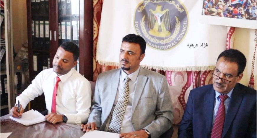 فريق التوجيه والرقابة الرئاسي يزور تنفيذية انتقالي الحصين ضمن برنامجه الميداني لتقييم الأداء التنظيمي