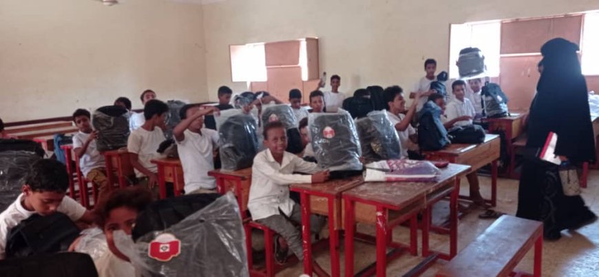 تدشين مشروع توزيع الحقائب المدرسية في لحج بدعم من المجلس النرويجي للاجئين