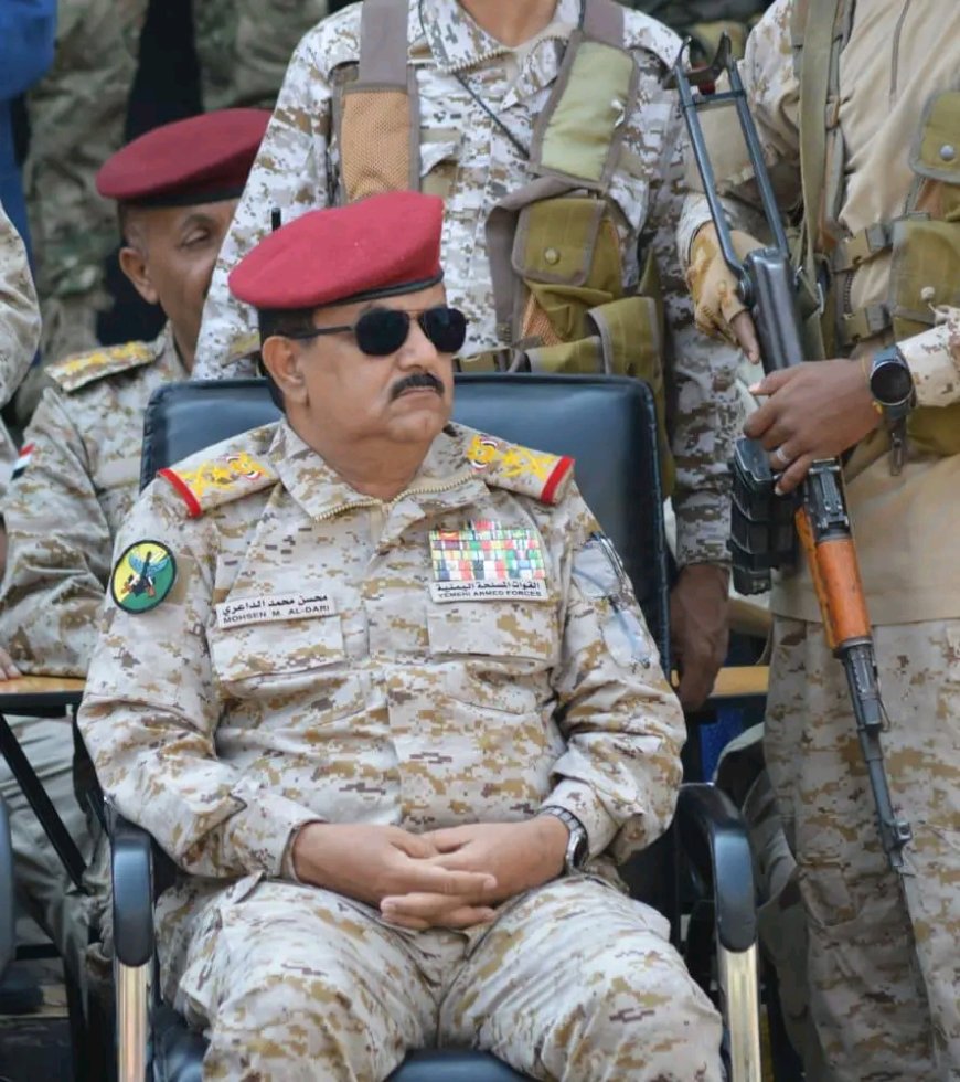 وزير الدفاع يشهد عرضاً رمزياً لوحدات الجيش والأمن بمحافظة تعز بحضور قيادة السلطة المحلية والعسكرية والأمنية