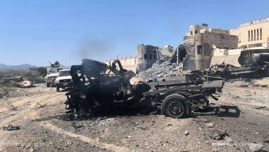 شاهد | دمار وأسع في مبنى المجمع الحكومي بالمحفد عقب الهجوم الإرهابي (صورة) 