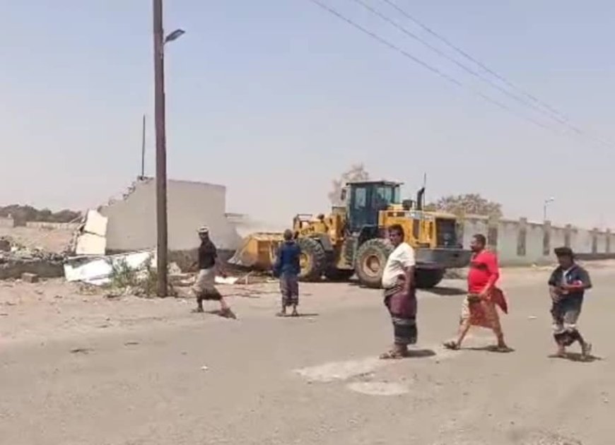 بتوجيهات محافظ عدن.. وحدة حماية الأراضي توفر الحماية الأمنية لفتح طريق شارع الأربعين بجعولة دار سعد
