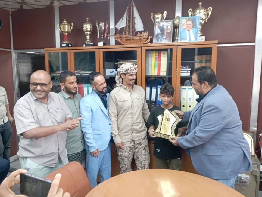 شركة النفط اليمنية – فرع عدن تكرم الفارس الجنوبي صالح الجمهوري بدرع تقديري