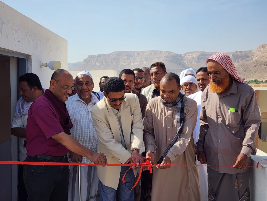 مدير عام مديرية تريم يدشّن مشروع الطاقة الشمسية بمدرسة الشيخ سالم بن سعيد الجابري بمنطقة الغرف