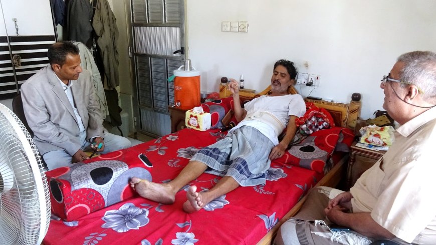 محافظ أبين يزور مدير عام المصائد السمكية وعضو سكرتارية نقابة الصحفيين صادق حمامه للاطمئنان على صحته