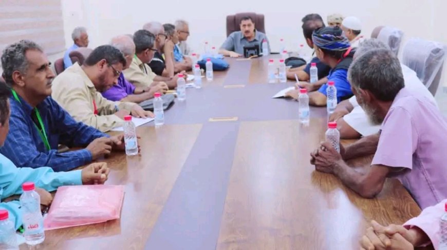 مدير أمن العاصمة عدن يلتقي اللجان المجتمعية لمديرية خور مكسر ويؤكد على مواصلة التنسيق والعمل المشترك