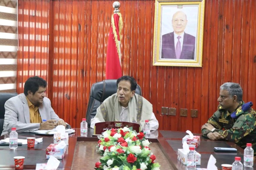 محافظ المهرة يطلع على احتياجات مديرية حات ويوجه بإزالة النقاط العشوائية