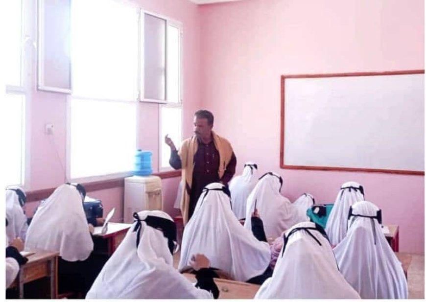 مدير تربية شبام يدشّن اختبارات الشهر الأول بمدرسة السيدة عائشة ويحث الطالبات على الجد والاجتهاد