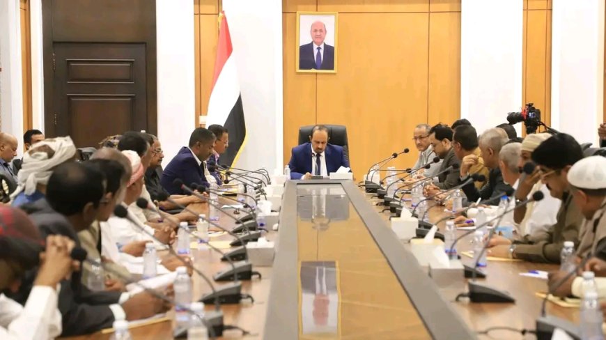 محافظ حضرموت يعقد لقاءً موسعاً بقيادات السلطة المحلية ومديري المديريات والأجهزة التنفيذية ويشدد على تلمس احتياجات المواطنين وتحسين الإيرادات وتعزيز هيبة الدولة