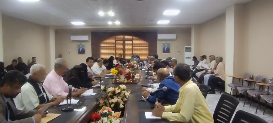 تنفيذي لحج يناقش مستوى الأداء العام للمكاتب التنفيذية بالمحافظة