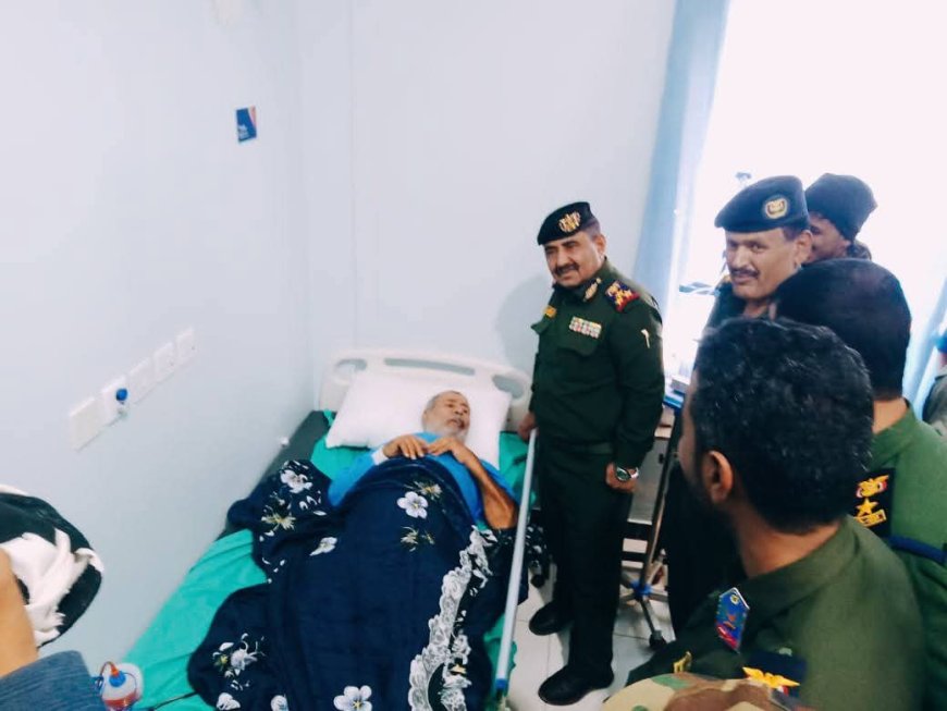 مدير عام شرطة شبوة يطمئن على صحة العقيد الجنيدي ويؤكد على الرعاية الصحية الكاملة