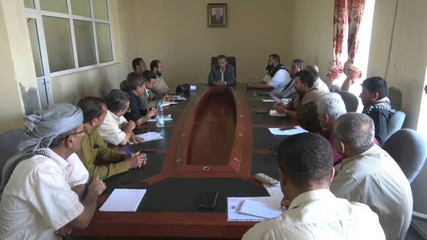 محافظ أبين يوجه بتحري الدقة في استهداف الأسر الأشد فقراً ضمن مشروع المساعدات الغذائية خلال لقائه ممثلي كير ومديرو عموم التخطيط والشؤون ومديرو عموم المديريات