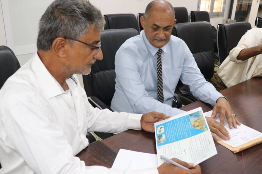 مدير مركز التعليم المستمر وخدمة المجتمع بجامعة لحج يناقش تنفيذ البرامج التدريبيه لموظفي هيئة مستشفى إبن خلدون العام