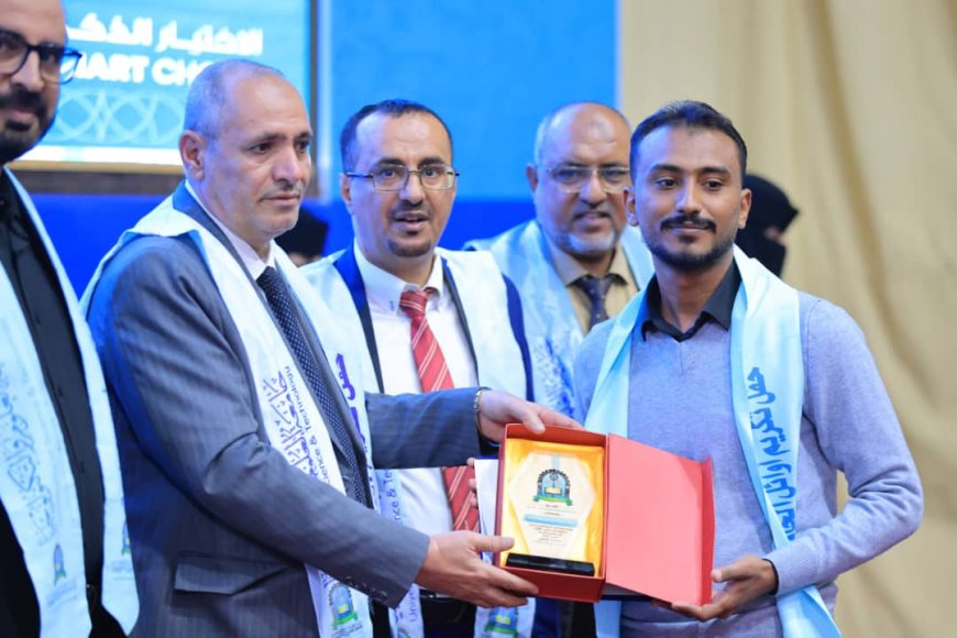 وكيل أول محافظة تعز يكرم الطلاب الأوائل في جامعة العلوم والتكنولوجيا