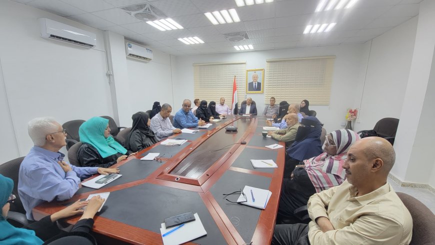 نائب وزير الصناعة والتجارة يترأس اجتماعاً لمناقشة الخطط التطويرية وتعزيز كفاءة الأداء الإداري