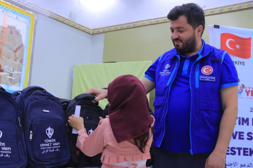 الوصول الإنساني توزع 5500 حقيبة وزي مدرسي للأيتام في محافظات عدن وتعز ومأرب