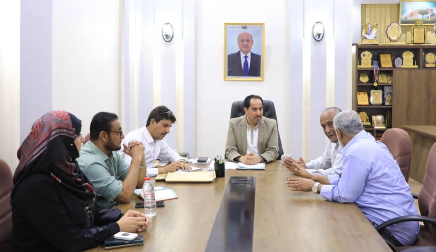 الوزير البكري يلتقي رئيس اللجنة المجتمعية لمشروع ترميم ملعب البيتي بجعار