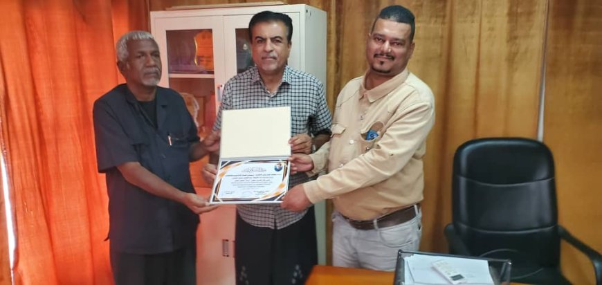 قيادة منتدى اصدقاء الإعلاميين والصحفيين وصحيفة منابر عدن تكرمان مدير عام القطن بشهادة شكر وتقدير