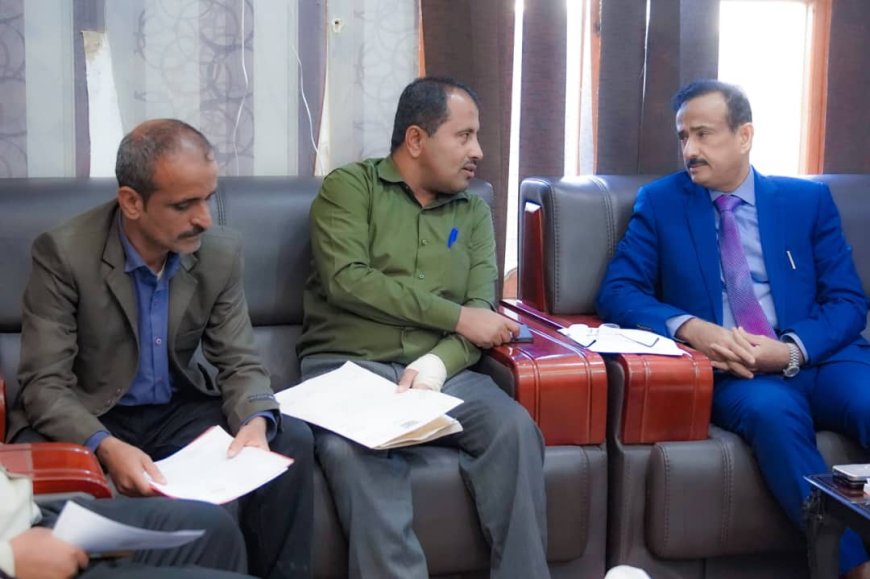 المحافظ بن الوزير يبحث تأهيل خط الضخ لمشروع مياه لخيلف في نصاب