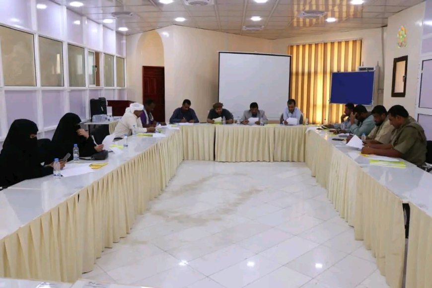 اللجنة الاستشارية بالمهرة تعقد اجتماعها الدوري وتناقش المنح والمستجدات والقضايا الصحية بالمحافظة