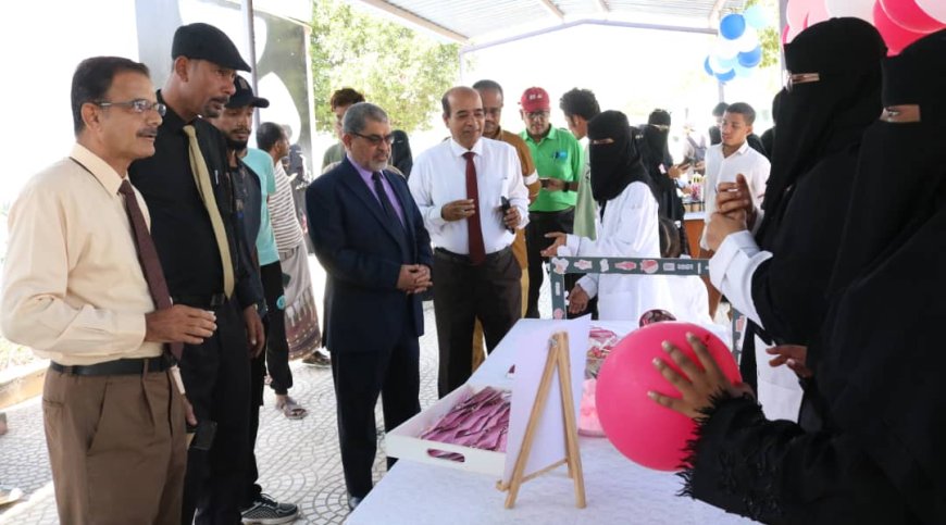 رئيس جامعة حضرموت يطلع على مشاريع تحسين البيئة التعليمية ويدشن عدد من الأنشطة الطلابية التوعوية والثقافية ويفتتح وحدة التعليم المستمر بكلية التمريض