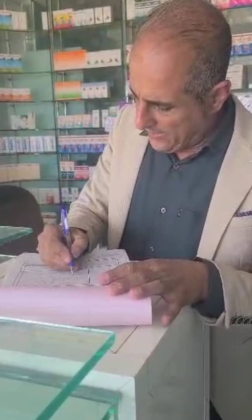 صحة عدن : إغلاق 5 صيدليات مخالفة وضبط أخرى في منطقة الممدارة بالشيخ عثمان