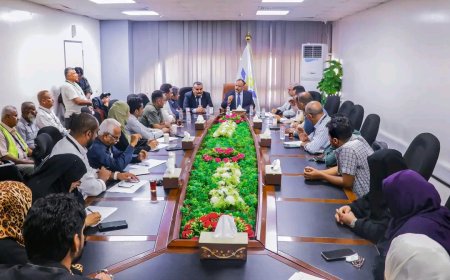 وزير النقل يتفقد سير العمل بمطار عدن الدولي ويعقد اجتماعاً موسعاً لقياداته الادارية والفنية والأمنية