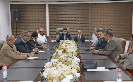 اجتماع في البنك المركزي بعدن يؤكد على الانضباط في توريد مبيعات القطاع التجاري إلى البنوك