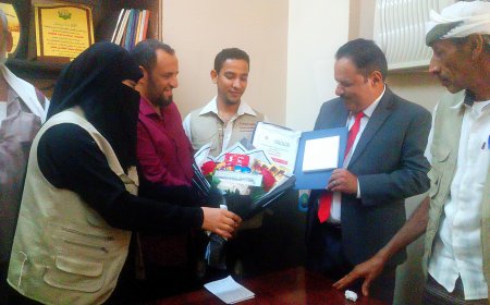 عمال مكتب الصناعة والتجارة بلحج يكرمون مدير المكتب عبدالرب الجعفري تقديرًا لجهوده المتميزة