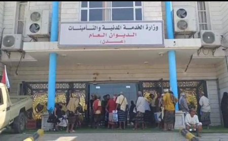 معلمو البيضاء يحتجون أمام وزارة الخدمة بعدن للمطالبة برواتبهم المتوقفة منذ 10 أشهر