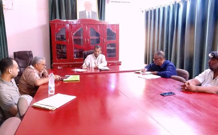 محافظ أبين يناقش آلية تنفيذ خطة الإصلاح المالي والإداري التي أقرها مجلس القيادة الرئاسي