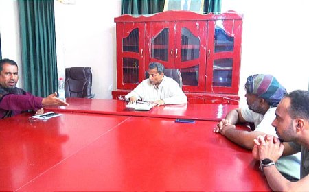 محافظ أبين يناقش مع مدير عام خنفر رفع الأداء الأمني وتحسين الخدمات في المديرية