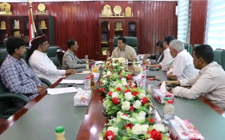 محافظ المهرة يلتقي شباب "ترابط الغيضة" ويوجه بإعادة تشغيل الحديقة في الجحي