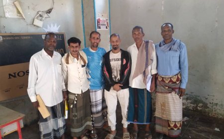 اللجنة المكلفة تتم إجراءات الإستلام والتسليم بين الادارتين السابقة والحالية لنادي الفجر الجديد بأبين