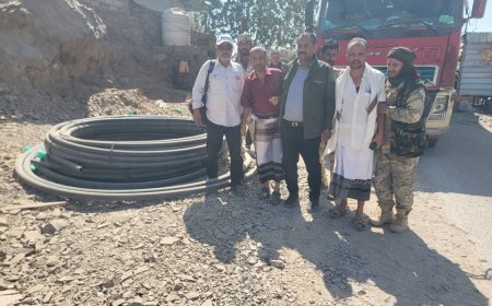 بعزم واهتمام.. المدير بكر الشاعري يتفقد مشروع مياه حارة جباري بمدينة قعطبة