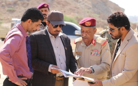 محافظ حضرموت وقائد المنطقة العسكرية الثانية يطلعان على مخطط أراضي شهداء حضرموت