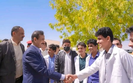 المحافظ بن الوزير يتفقد سير الدراسة في معهد أمين ناشر للعلوم الصحية بمدينة عتق