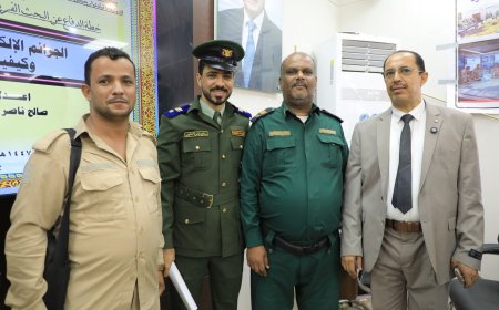 الرائد وضاح فارع يهنئ العقيد صالح باسمير بمناسبة نيله درجة الماجستير من الأكاديمية العسكرية العليا كلية القيادة والأركان بعدن